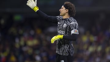 Guillermo Ochoa durante el Clásico Nacional en contra de las Chivas.