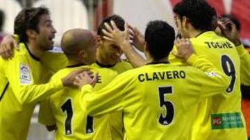 <b>GOLPE DE AUTORIDAD. </b>Txiki es felicitado por sus compañeros tras hacer el gol de la victoria del Cartegena en el Teresa Rivero.