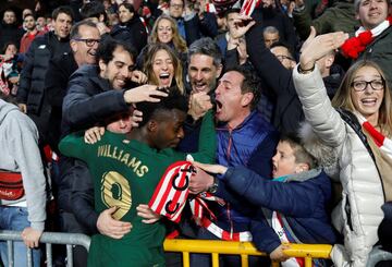 Iñaki Williams celebró el pase a la final de la Copa del Rey con los aficionados del Athletic de Bilbao.