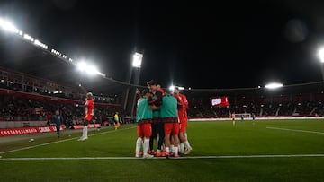 Los jugadores del Almería, celebrando el gol de Luis Suárez al Cádiz.