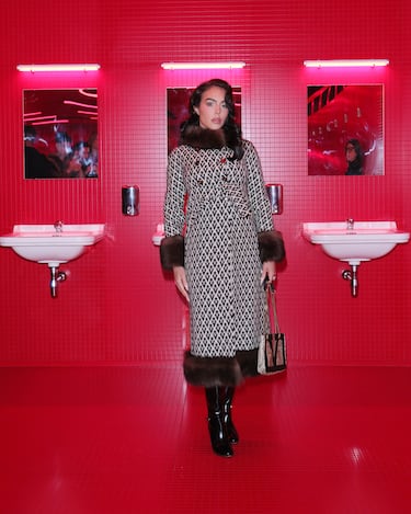 Georgina Rodríguez posa en el desfile "Le meta-theatre des intimités" de Valentino.