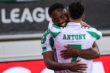 GENT (Belgium), 13/02/2025.- Cedric Bakambu (L) of Real Betis celebrates with Antony after scoring the 0-2 goal during the UEFA Conference League knockout phase play-offs 1st leg match between KAA Gent and Real Betis, in Gent, Belgium, 13 February 2025. (Bélgica) EFE/EPA/OLIVIER MATTHYS
