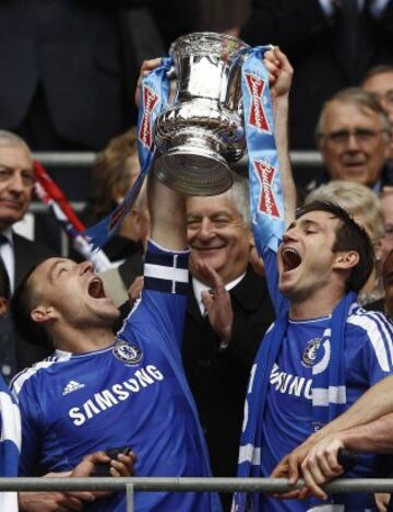 John Terry y Frank Lampard levantan la FA Cup de 2012. El central consiguió 5 FA Cup en su carrera. El último en 2012. Pueden ser 6 si consiguen el título en mayo.