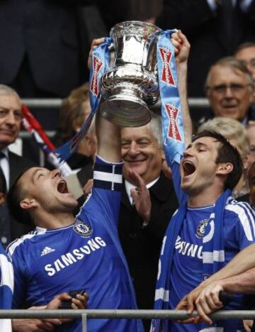John Terry y Frank Lampard levantan la FA Cup de 2012. El central consiguió 5 FA Cup en su carrera. El último en 2012. Pueden ser 6 si consiguen el título en mayo.
