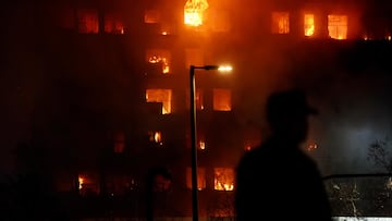 Un agente observa el edificio en llamas, en el barrio de Campanar, a 22 de febrero de 2024, en Valencia, Comunidad Valenciana (España). Un incendio de grandes dimensiones ha arrasado un edificio de 14 plantas en el barrio valenciano de Campanar. El fuego, originado en el cuarto piso del inmueble, ha generado una gran columna de llamas y una densa humareda que ha afectado a varias plantas del edificio. El 112 ha movilizado diez dotaciones de bomberos, dos SAMU y un SVB hasta el lugar del incendio.
22 FEBRERO 2024;INCENDIO;EDIFICIO;LLAMAS;FUEGO;
Eduardo Manzana / Europa Press
22/02/2024