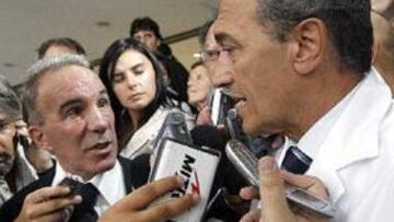 <b>INGRESADO.</b> El médico de Maradona, Cahe, informa sobre el estado del astro argentino.