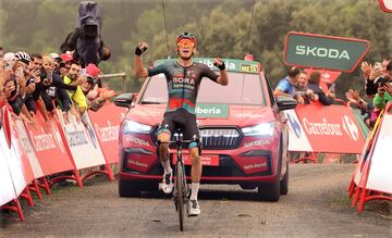 El ciclista alem¨¢n Lennard K?mna celebra la victoria de etapa.