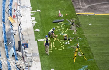 Los trabajos de remodelación del estadio del Real Madrid siguen sin pausa. A unos días del estreno los esfuerzos se centran en el terreno de juego.