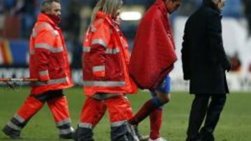 El centrocampista uruguayo del Atl&eacute;tico de Madrid, Cristian Rodr&iacute;guez se retira del campo tras lesionarse en su partido frente al Ja&eacute;n.
 