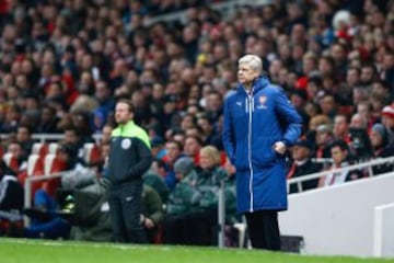 La atenta mirada de Arsene Wenger que reemplazó a Alexis en los 71'.