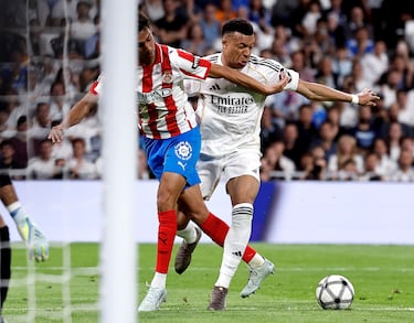 Kylian Mbappé arranca desde la derecha, se va de Witsel, sienta a Álex Moreno y cuando se dispone a regatear a Vitor Reis en el área, el defensa suelta el brazo y golpea con el codo la cara del jugador francés.