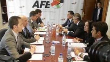 <b>NÚMEROS. </b>Rubiales y Astiazarán, junto con sus asesores, ayer en la reunión celebrada en la sede de la AFE y en la que no hubo acuerdo.