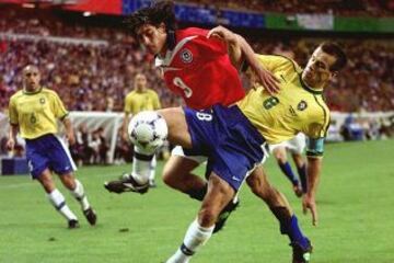 Segundo partido en Mundiales. Octavos de final del Francia 1998 y Brasil derrota 4-1 a Chile con dos de Ronaldo y dos de César Sampaio. En la imagen, Iván Zamorano lucha un balón Dunga, actual técnico de Brasil. Mira Roberto Carlos.