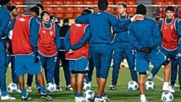 <b>PIÑA. </b>Los jugadores del Liga Deportiva Universitaria de Quito, ayer en el entrenamiento en el estadio Nacional de Tokio, en Japón.
