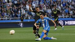 Rafa Marín, en un momento de su marcaje a Lucas Pérez en Riazor.