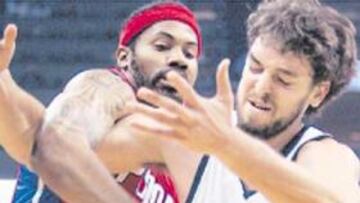 <b>IMPARABLE. </b>Gasol superó a Rasheed Wallace, pero perdió.