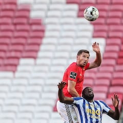 Oporto y Benfica empatan y el Sporting se acerca al título