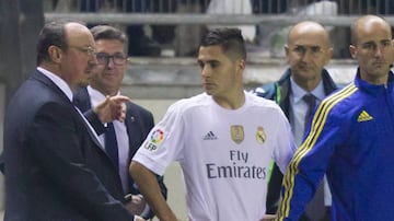 Tejero recibe instrucciones de Benítez antes de debutar con el Real Madrid en la Copa del Rey.