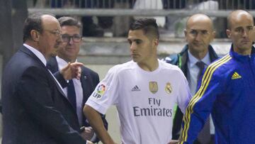 Rafa Benítez da instrucciones a Tejero antes de debutar con el primer equipo del Real Madrid en partido de Copa del Rey en Cádiz.
