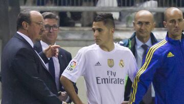 Rafa Ben&iacute;tez da instrucciones a Tejero antes de debutar con el primer equipo del Real Madrid en partido de Copa del Rey en C&aacute;diz.