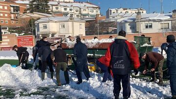Voluntarios del Naval, retirando nieve