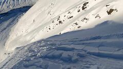 Placa de viento de nieve rompiéndose en Alaska en febrero del 2024.