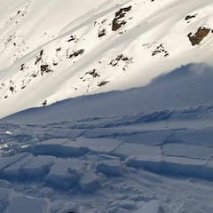 Un snowboarder graba cómo le arrastra una avalancha de 250 metros