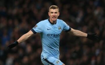 Dzeko puso el tercero para el City tras gran pase de Silva.