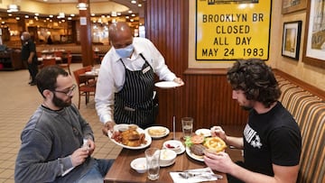 El alcalde de la ciudad de Nueva York anunció que restaurantes, salas de espectáculos y gimnasios exigirán una prueba de vacunación para permitir el acceso.