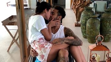 Neymar ya le ha encontrado otro uso a su silla de ruedas