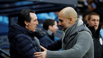 Unai Emery y Pep Guardiola se saludan antes de un partido.