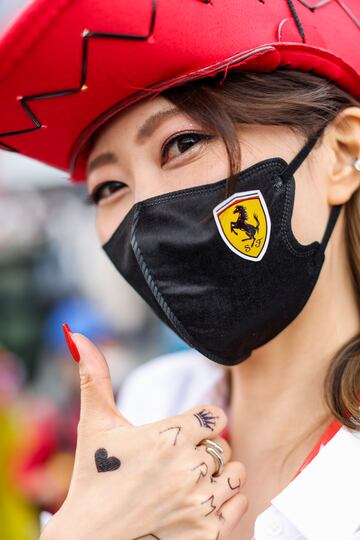 Durante la práctica del Gran Premio de Japón, desarrollado en el circuito de Suzuka, se ha podido ver un desfile de los sombreros más variopintos.