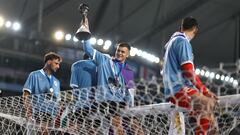 AMDEP4220. LA PLATA (ARGENTINA), 11/06/2023.- Matías Abaldo (c) de Uruguay celebra con el trofeo de campeones de la Copa Mundial de Fútbol sub-20 tras vencer a Italia hoy, en el estadio Diego Armando Maradona en La Plata (Argentina). EFE/ Juan Ignacio Roncoroni
