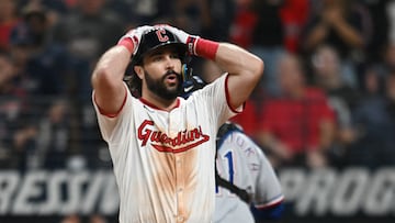 Los Guardians avanzaron a los playoffs con un regalo de los Rangers: con las bases llenas, el relevista Robert García le dio un pelotazo a C.J. Kayfus.