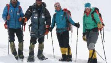 Alex Txikon, Tamara Lunger, Simone Moro y Al&iacute; Sadpara posan en la primera subida invernal al Nanga Parbat.