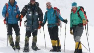 Alex Txikon, Tamara Lunger, Simone Moro y Alí Sadpara posan en la primera subida invernal al Nanga Parbat.