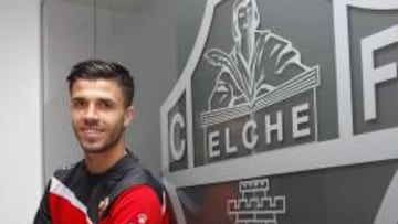 H&eacute;ctor Hern&aacute;ndez junto al escudo del Elche. 