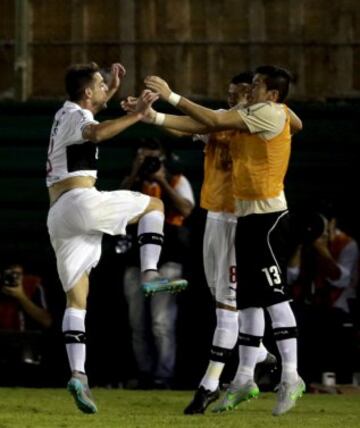 Alejandro Silva celebra el segundo gol de Olimpia sobre Huachipato.