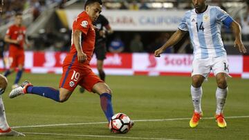 Futbol, Argentina v Chile.
 Copa America Centenario 2016.
 El jugador de la seleccion chilena Fabian Orellana, izquierda, disputa el balon con Javier Mascherano de Argentina durante el partido del grupo D de la Copa Centenario en el estadio Levi&#039;s de Santa Clara, Estados Unidos.
 06/06/2016
 Andres Pina/Photosport*********
 
 