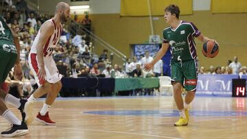 Alessandro Scariolo, ante Spanoulis, durante su debut como jugador del Unicaja.