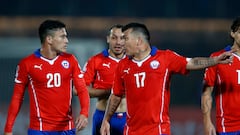 Futbol, Chile v México.
Copa America 2015. 
El jugador de Chile Gary Medel, derecha, conversa con Charles Aranguiz al final del primer tiempo del partido del grupo A de la Copa America 2015 contra México disputado en el estadio Nacional de Santiago, Chile.
15/06/2015 
Andrés Piña/Photosport******** 

Football , Chile v Mexico.
Copa America Championship 2015 .
Chile's player Gary Medel, right, chats with Charles Aranguiz at the end of the first half of the group A of the 2015 Copa America football match against México at the National stadium in Santiago, Chile.
15/06/2015
Andrés Piña/Photosport