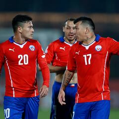 “No sé cuantos años...”: Aránguiz cumplió 100 partidos en la Roja y Medel le dejó un recado