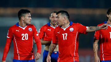 Futbol, Chile v México.
Copa America 2015. 
El jugador de Chile Gary Medel, derecha, conversa con Charles Aranguiz al final del primer tiempo del partido del grupo A de la Copa America 2015 contra México disputado en el estadio Nacional de Santiago, Chile.
15/06/2015 
Andrés Piña/Photosport******** 

Football , Chile v Mexico.
Copa America Championship 2015 .
Chile's player Gary Medel, right, chats with Charles Aranguiz at the end of the first half of the group A of the 2015 Copa America football match against México at the National stadium in Santiago, Chile.
15/06/2015
Andrés Piña/Photosport