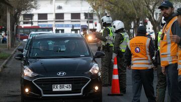 Santiago, 2 de Mayo 2023.
El ministro de Transportes y Telecomunicaciones junto con el seremiTT RM, jefe del Programa Nacional de Fiscalización y la jefa de Zona Tránsito, Carreteras y Seguridad Vial de Carabineros, realizan fiscalización en la primera jornada de restricción vehicular permanente del periodo 2023.
Jonnathan Oyarzun/ Aton Chile