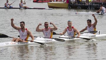 Craviotto, Ar&eacute;valo, Walz y Germade celebran la medalla de plata.