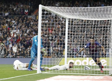 Gol 0-2 ¡¡VARANE MARCA EN PROPIA PUERTA!! ¡Buen balón de Semedo a la espalda de la defensa para Dembélé, se interna en el área y el central, en el segundo palo, se acaba metiendo el balón en su meta en su intento de despeje ante Suárez!