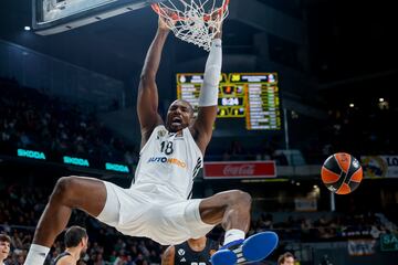 Serge Ibaka, pívot del Real Madrid, machaca con contundencia el aro de la Virtus de Bolonia.
