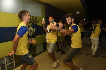 Tras más de diez años el Cádiz vuelve a la máxima categoría del fútbol español. Después del resultado del Real Zaragoza ante el Real Oviedo el conjunto andaluz ya es equipo de Primera. Junto con toda la ciudad, los jugadores festejaron el ascenso por todo lo alto.