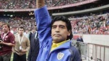 <B>ESTUVO EN EL BANQUILLO.</B> Maradona se sentó en el banquillo en el amistoso ante el Ajax, pero sólo fue debido a una petición del jugador y no por ser ya vicepresidente de Boca Juniors.