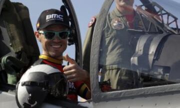 Samuel Sánchez antes de la salida de la tercera etapa de la Vuelta Ciclista a España 2014, que ha partido del buque anfibio portaaviones 'Juan Carlos I', el mayor barco de guerra de la Armada Española